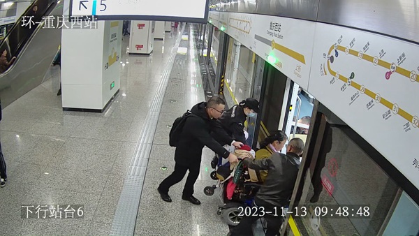 愛心接力讓乘客出行無憂。重慶交通開投集團供圖