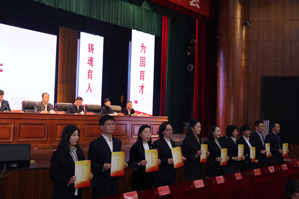 重慶市首屆普通中小學班主任工作室共同體簽約。曾英豪攝