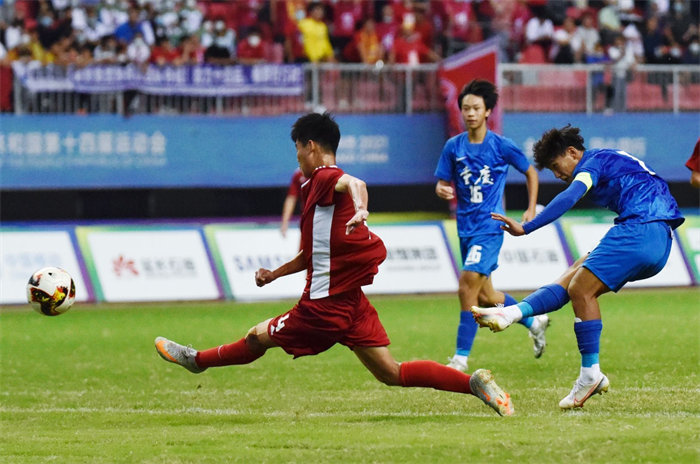 圖為全國校園足球特色學?！貞c輔仁中學球員在比賽現場。重慶輔仁中學供圖