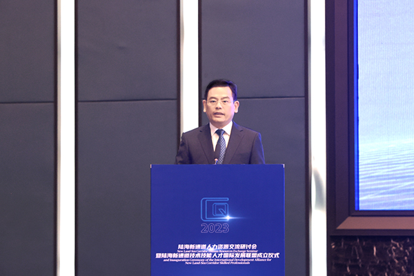 重慶市人力資源和社會保障局黨組書記、局長黎勇講話。重慶市人力社保局供圖