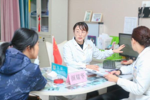 顏耀華坐診。重慶安琪兒婦產醫院供圖