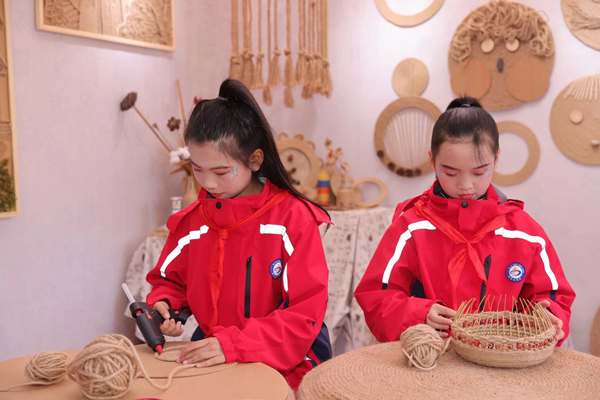 石柱縣第四小學校麻繩編織課程。曾英豪攝