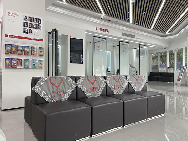 在營業網點布設愛心座椅。重慶農商行供圖