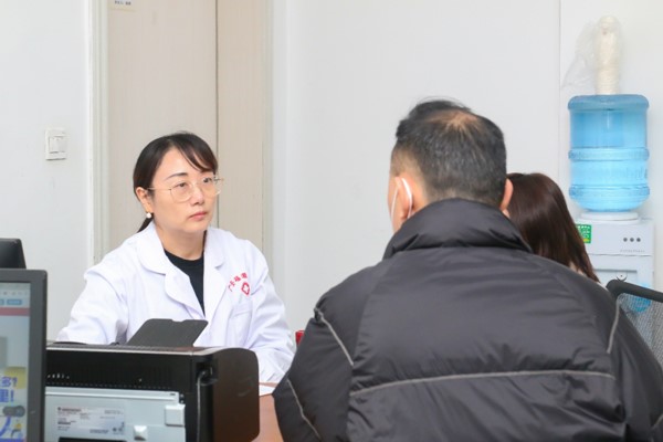 顏耀華坐診。重慶安琪兒婦產醫院供圖