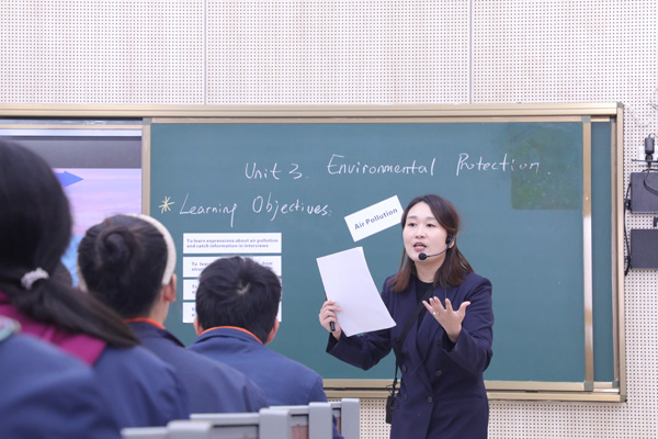 周栩丹老師在上觀摩課。重慶市第一實驗中學供圖