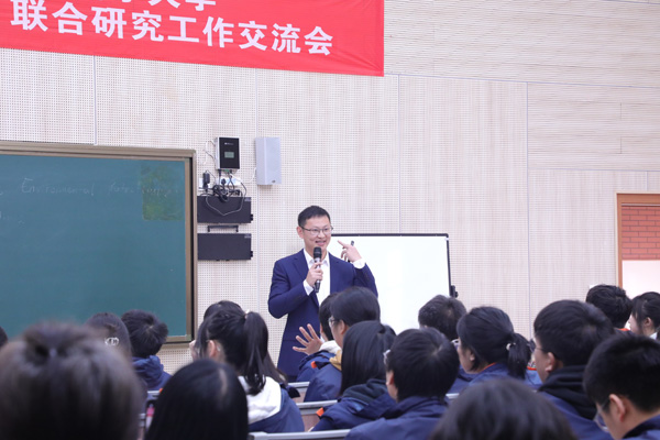 段佳良老師的寫作課。重慶市第一實驗中學供圖