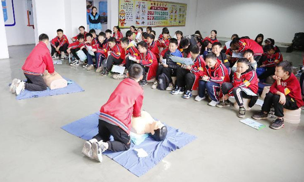 “溺水智救”學習環節。重慶市時英安全教育研究院供圖