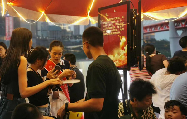 “小紅傘”為游客提供公益服務。天驕智慧服務供圖