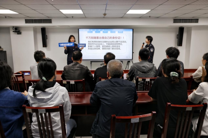 活動現場，稅務人員現場講解企業涉稅風險、個人身份信息被冒用的危害及舉報途徑等內容。何冰翊攝