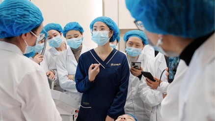 趙清正在進行講解。星榮整形外科醫院供圖