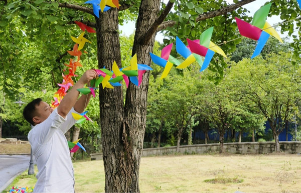 工作人員正在裝飾小區環境。金科服務供圖