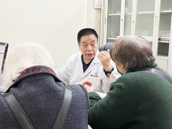 看診現場。重慶東大肛腸醫院供圖