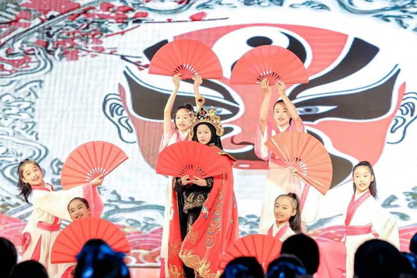 中方學生表演“變臉”。巴蜀小學供圖