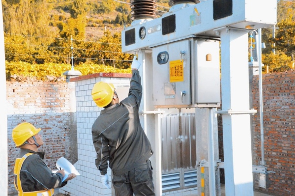 國網重慶奉節供電公司員工對35千伏鶴峰鄉變電站301斷路器六氟化硫壓力值進行記錄。楊崳杰攝