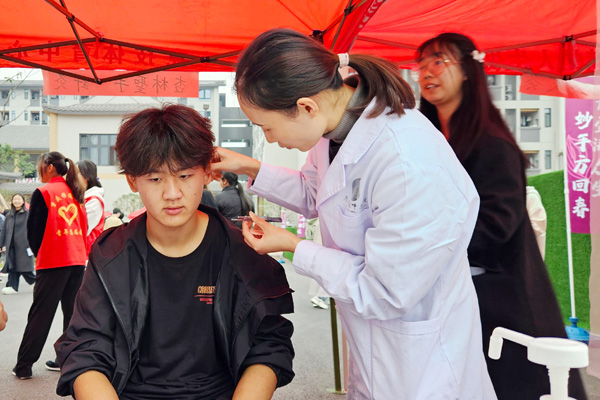 現場問診。重慶移通學院供圖