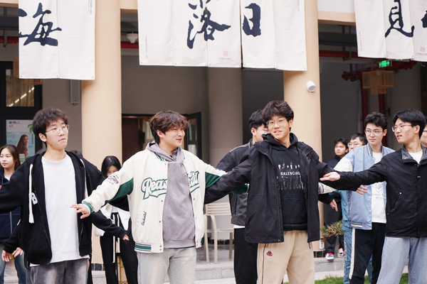 學習八段錦。重慶移通學院供圖