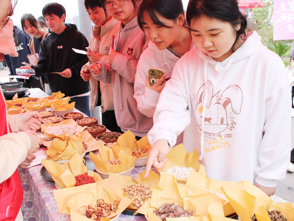 學生學習認識中藥材。重慶移通學院供圖