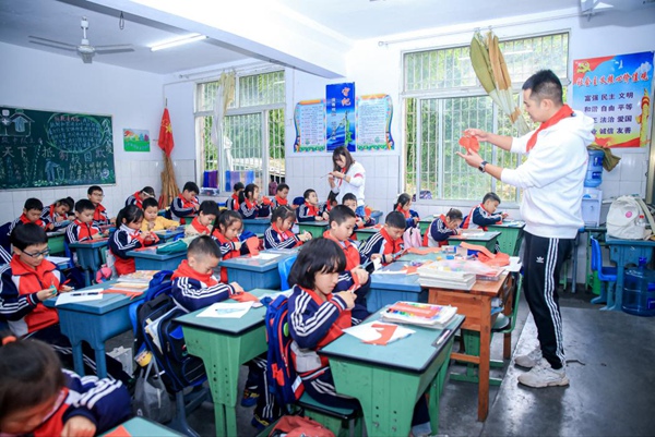 “夢想課堂”上志愿者為孩子們帶來有趣的知識。阿維塔供圖