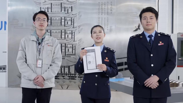 湖北省武漢東湖新技術開發區稅務人員介紹支持創新相關稅費政策。視頻截圖