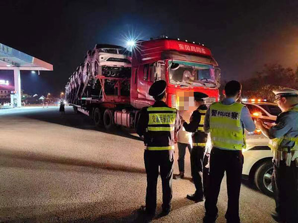 查處違法超限運輸。重慶交通運輸綜合行政執法總隊高速公路第一支隊供圖