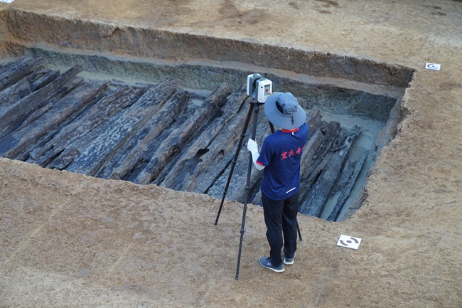 考古隊員正對挖掘現場進行三維掃描。 重慶市文物考古研究院供圖