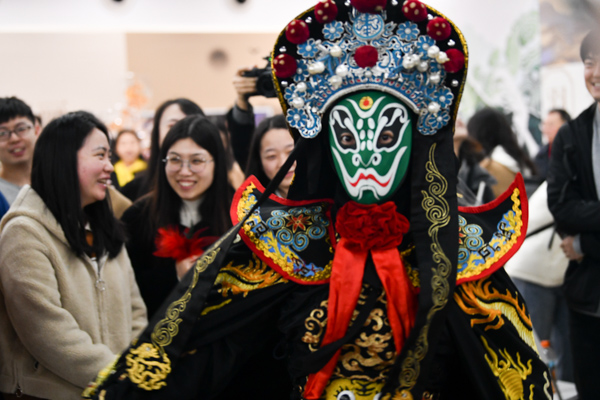 李勇表演川劇變臉。鄒樂攝