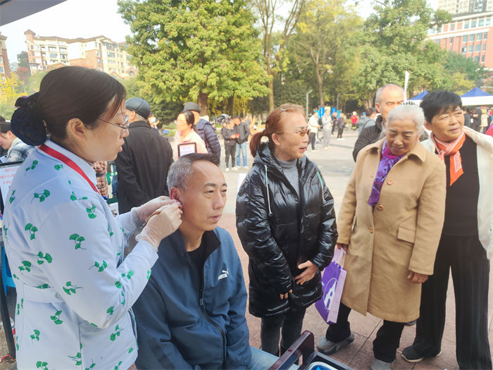 義診現場，市民在耳穴區體驗。陳琦攝