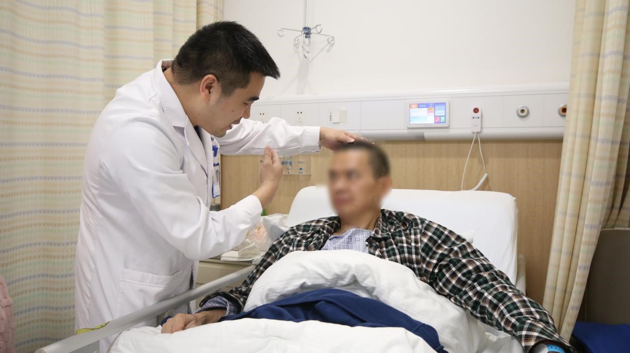梁鴻為患者查體。重慶西區醫院供圖