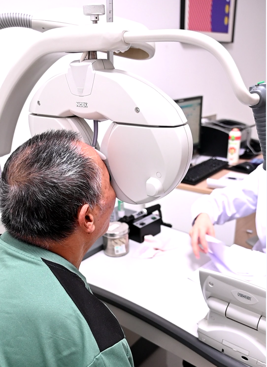 患者檢查眼部情況。重慶南坪愛爾眼科醫院供圖