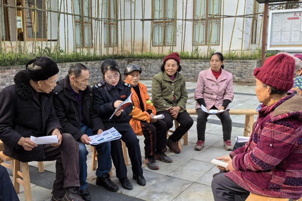 12月6日，在磨子土家族鄉竹山村，忠縣稅務局和忠縣農業農村委聯合開展“憲法進鄉村”活動，以院壩會形式為宣傳憲法和涉農稅費知識。張安慧攝