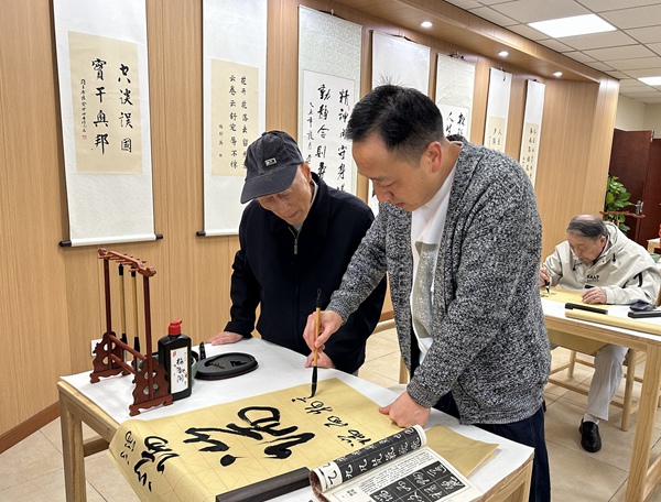 書法課吸引了院內休養老人和周邊社區老人前來上課學習。莢天宇攝