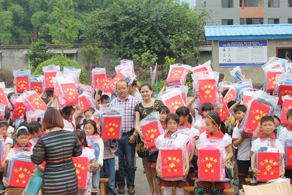 福彩公益金向江津區現龍小學兒童捐贈學習用品。江津福彩供圖