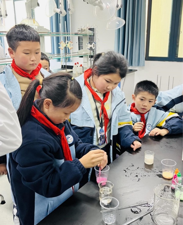在志愿者的指導下，孩子們親自上手做實驗。重慶師范大學供圖