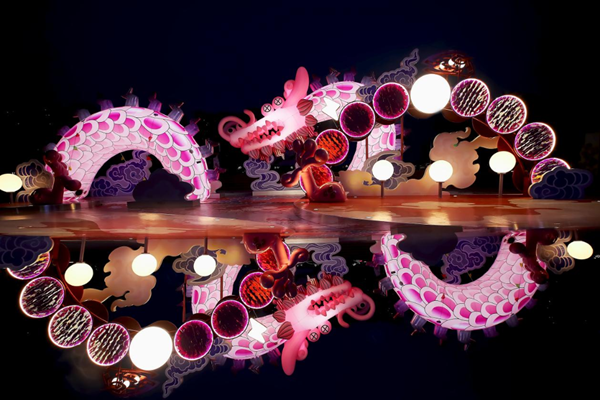 粉色“波普游龍”藝術裝置（重慶天地 供圖）