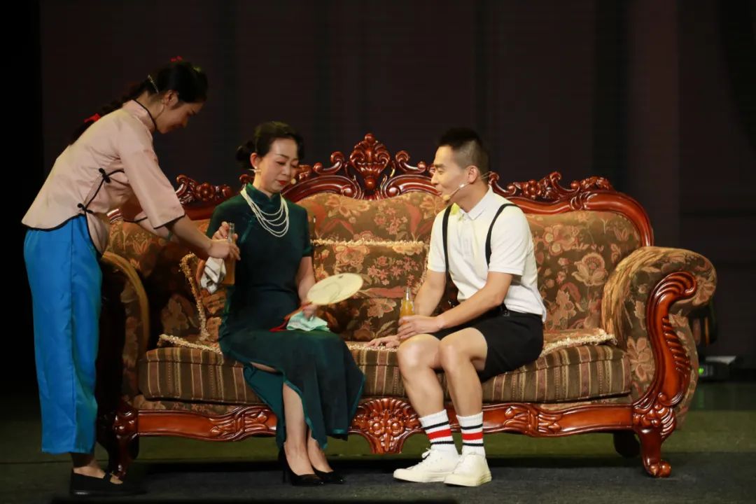 學校語文老師們帶來的《雷雨》精彩表演。。付軍攝