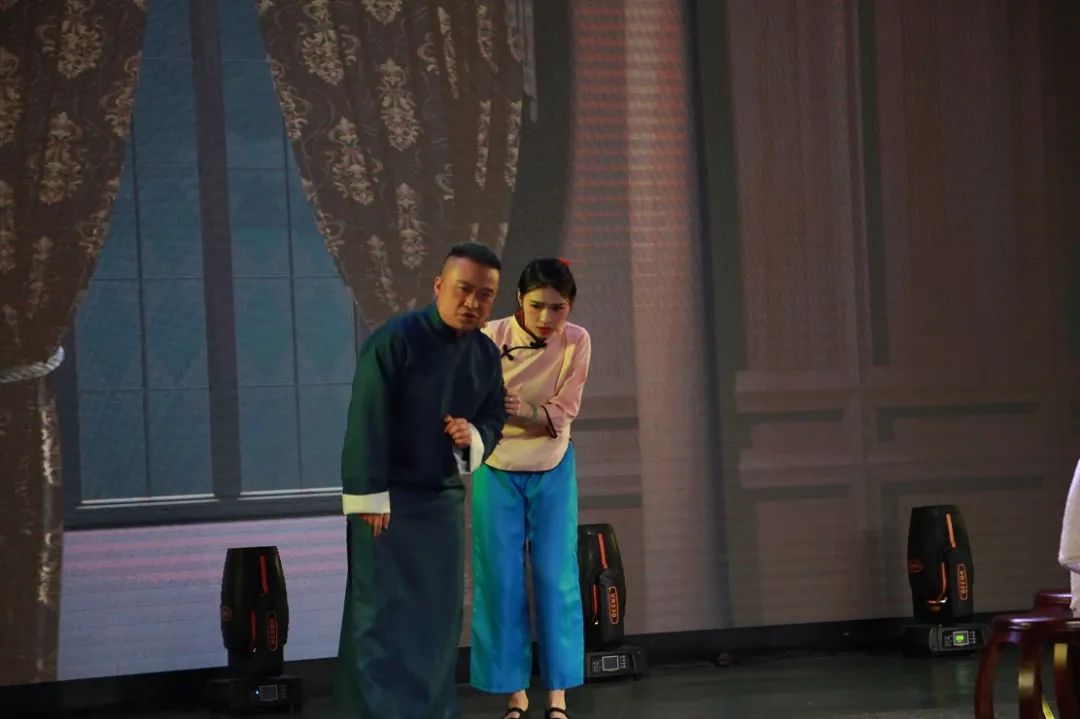 學校語文老師們帶來的《雷雨》精彩表演。。付軍攝（1）