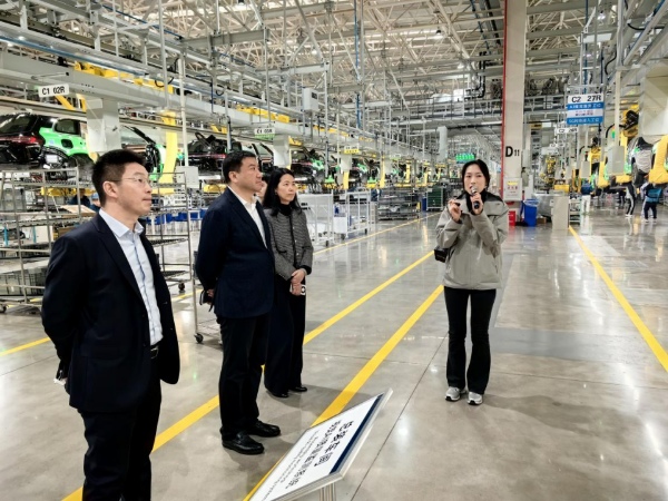赴賽力斯集團股份有限公司參觀調研。中信銀行重慶分行供圖
