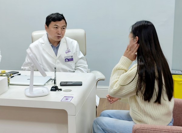 刁慶春看診中。重慶美萊整形美容醫院供圖