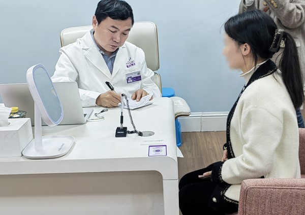 刁慶春看診中。重慶美萊整形美容醫院供圖