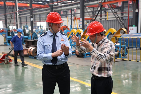 高新區稅務局黨委書記、局長黃偉（左）走訪重慶燕牌電線電纜有限公司，宣傳稅費優惠政策，了解企業涉稅需求。受訪企業供圖