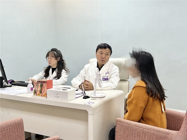 刁慶春看診中。重慶美萊整形美容醫院供圖