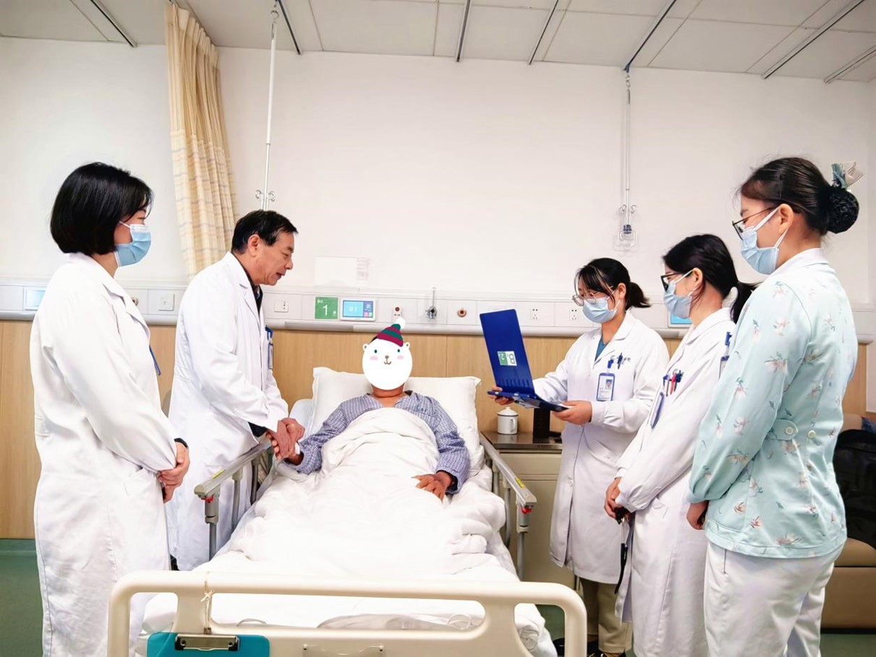 于學軍和醫護團隊查房。重慶西區醫院供圖