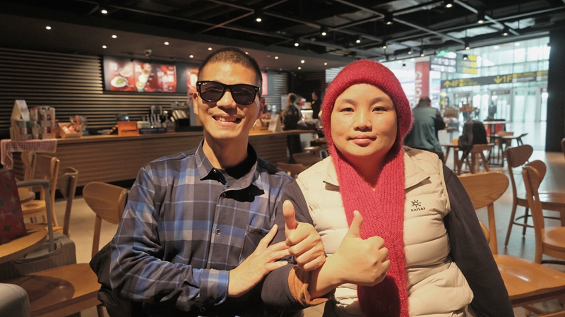 張洪與妻子夏瓊合影。 李聰沖 攝