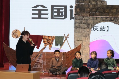 周艷為小演員們提出指導建議。渝中區石油路小學校供圖