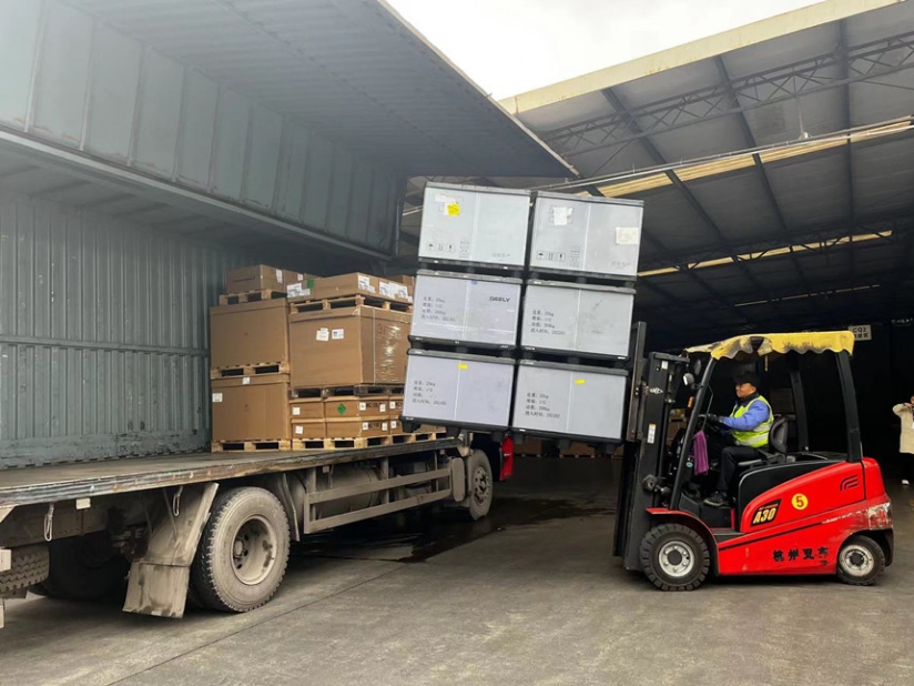 美聯物流工作人員正在裝貨。蔣海濤攝