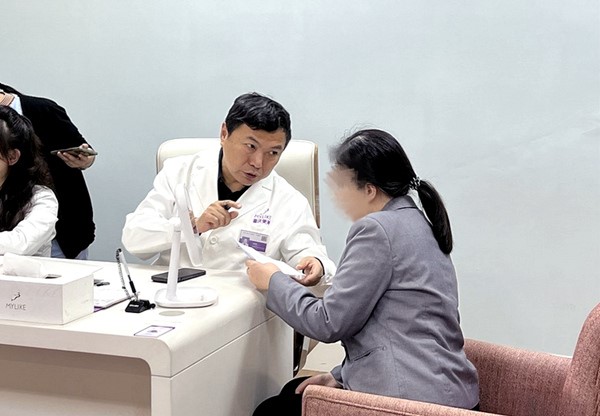 刁慶春看診中。重慶美萊整形美容醫院供圖