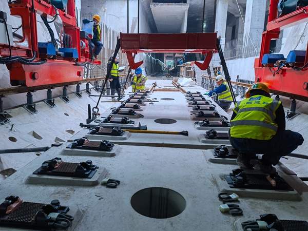 15號線一期工程進入鋪軌施工新階段。重慶市鐵路（集團）有限公司供圖