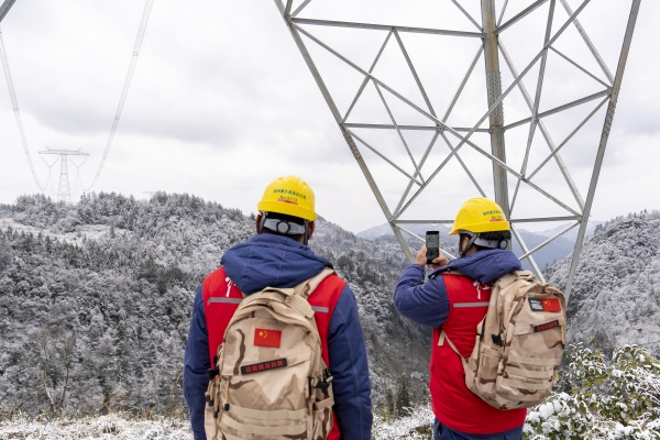 12月18日，國網重慶超高壓公司共產黨員服務隊對±800千伏建蘇線開展覆冰觀測巡視。牟偉攝