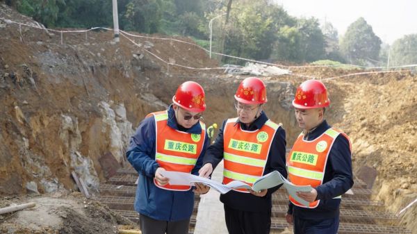 李竟在公路施工現場開展指導。沙坪壩區交通局供圖