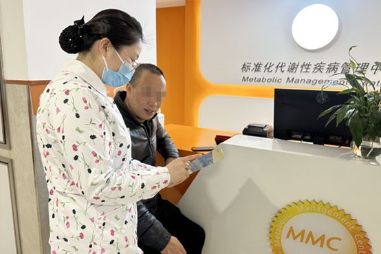 患者在標準化代謝性疾病管理中心接受健康宣教。重慶市紅十字會醫院供圖
